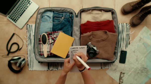 Corona 'da bavul hazırlamak yeni normal zamanlarda seyahat etmek — Stok video