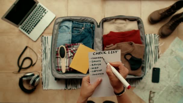 코로나에서 여행 할 때 여행하는 여행 가방 — 비디오