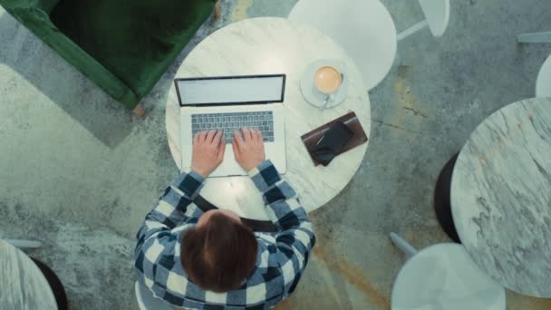 Vue de dessus sur le travail de l'homme adulte sur ordinateur portable au café — Video