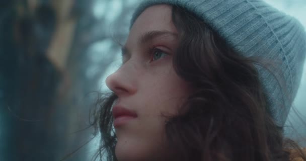 Junge Frau atmet frische Waldluft ein — Stockvideo