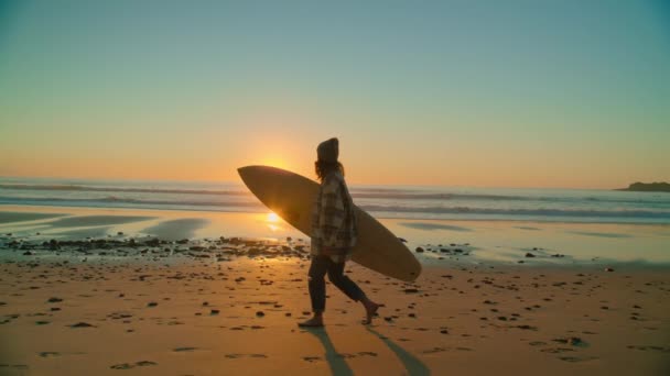Plajda günlük kıyafet giymiş kadın sörfçü. — Stok video