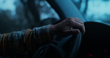 Kadın sürücü elleri direksiyonda.