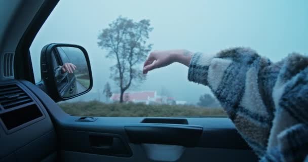 Кинематографический снимок женщины, движущейся рука об руку с фургона — стоковое видео