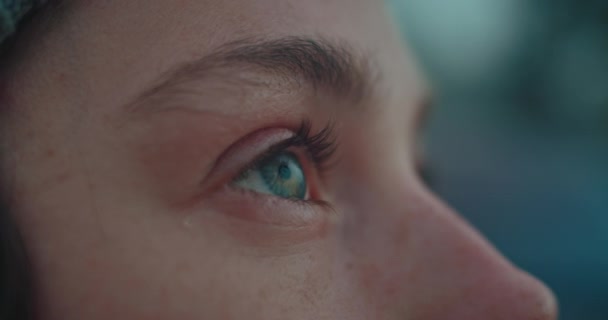 Zavřít na krásné modré ženské oko — Stock video