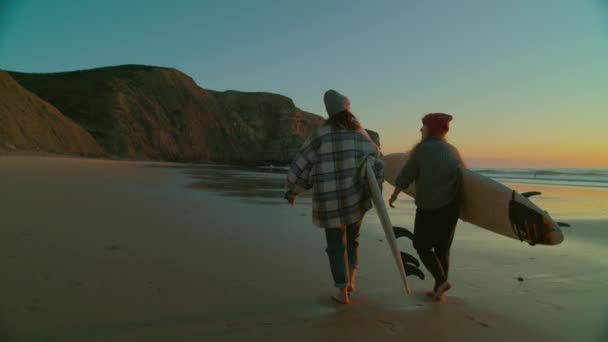 Female surfer woman in casual outfit walk to beach — Stock Video