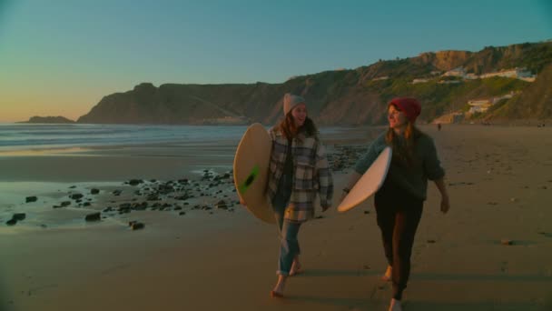 女性サーファー女性でカジュアルな服装でビーチへ歩く — ストック動画