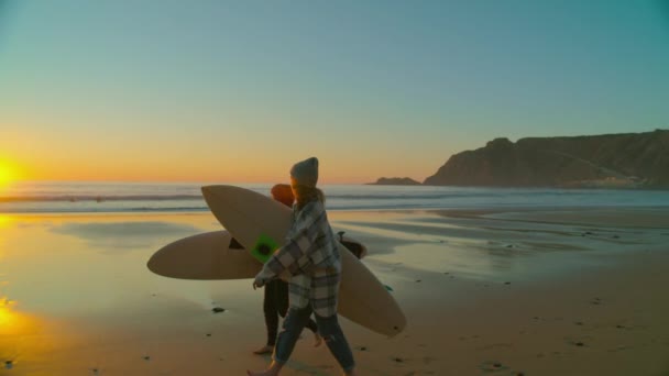 Mulher surfista em roupa casual caminhar para a praia — Vídeo de Stock