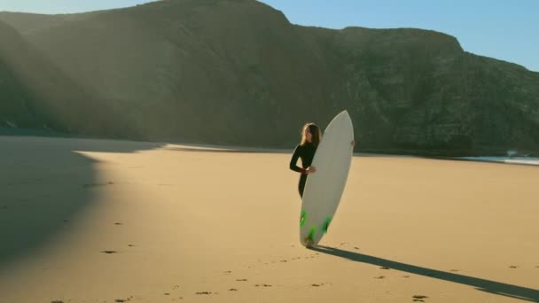 Portrait of pretty millennial young surfer woman — Stock Video