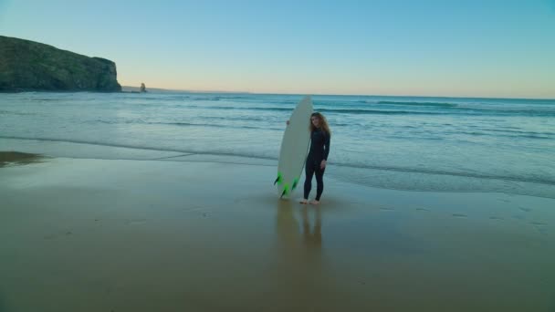 Портрет молодой женщины-серфингистки — стоковое видео