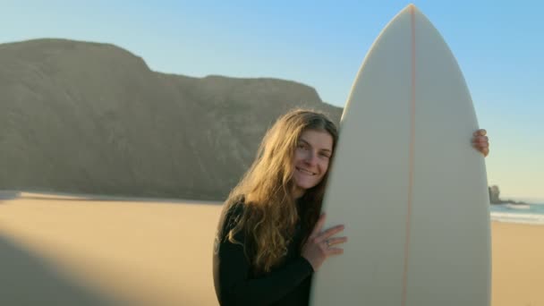 Portrait de jolie jeune femme millénaire surfeuse — Video