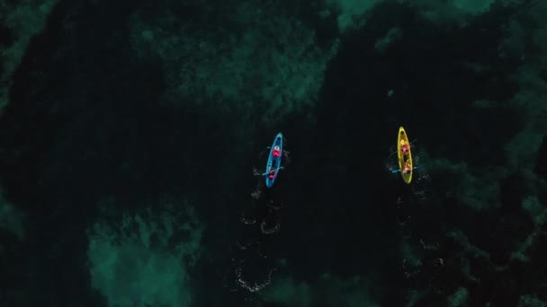 Drohnenschuss von Freunden Kajak im Ozean — Stockvideo