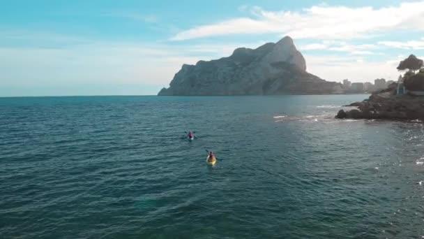 Drone aéreo tiro de amigos caiaque no oceano — Vídeo de Stock