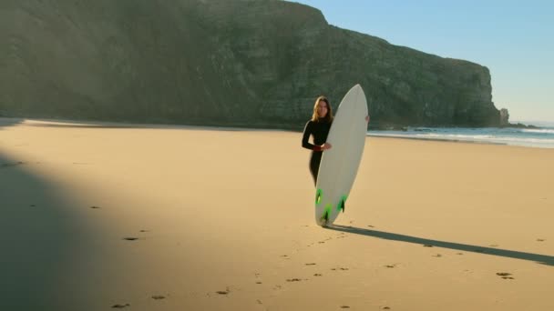 Retrato de una joven surfista bastante milenaria — Vídeos de Stock