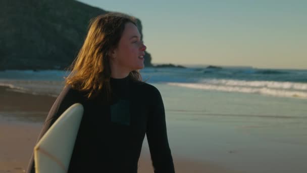 Photo authentique de la promenade des surfeurs sur la plage du lever du soleil — Video