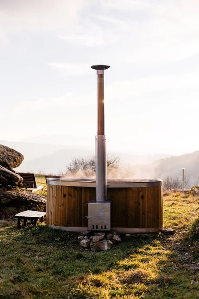 Bañera de hidromasaje de madera al vapor en medio de la naturaleza de campo —  Fotos de Stock