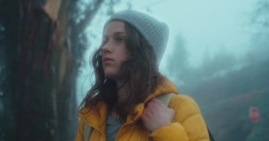 Genç gezgin kadın temiz orman havası soluyor.