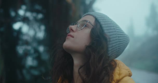 若い旅行者の女性は新鮮な森の空気中で呼吸する — ストック動画