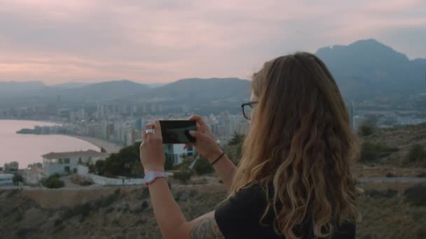Femme faire des photos de vue sur le paysage de la ville — Video
