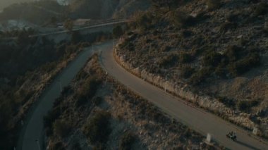 Motosikletli arkadaşlarının sinematik drone görüntüleri.