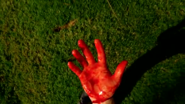 Vyděšený muž utíká s rukou pokrytou krví, hrůzou — Stock video