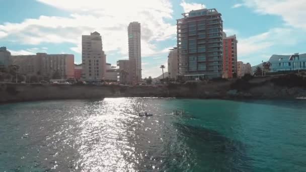 Drone aérien photo d'amis kayak dans l'océan — Video