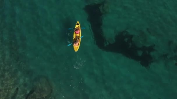 Aereo drone colpo di amici kayak in oceano — Video Stock