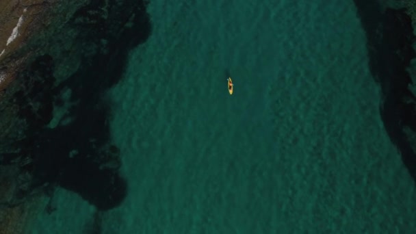 공중 드론으로 바다에 있는 카약을 친구들이 찍은 사진 — 비디오