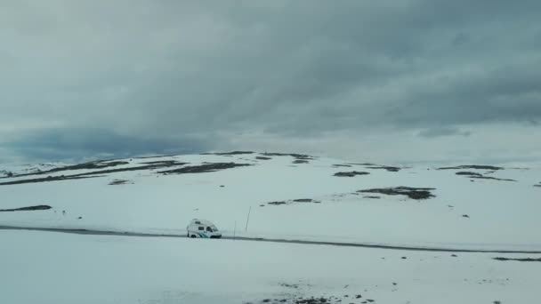 Drohnenschuss von Wohnmobil auf winterlicher Bergstraße — Stockvideo