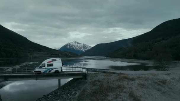 Epische filmische drone shot van camper op brug — Stockvideo