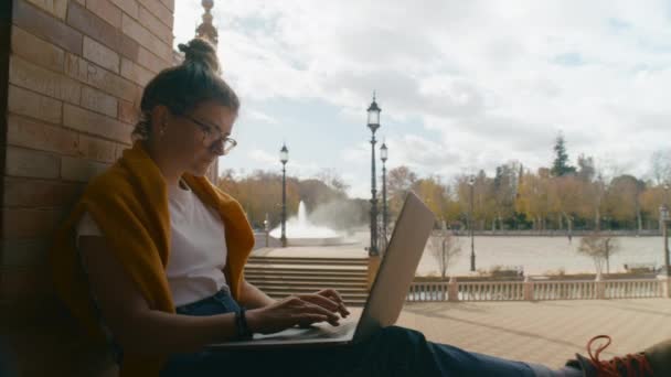 Junge Studenten arbeiten am Laptop auf dem Uni-Campus — Stockvideo