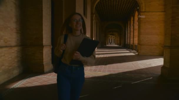 Nouvelle promenade étudiante excitée dans l'ancien campus universitaire — Video