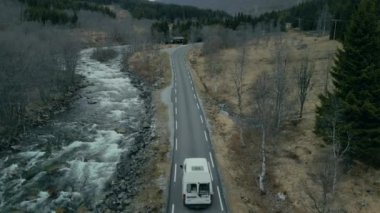 Orman yolundaki karavanın sinematik drone görüntüleri.