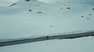 Profesyonel yol bisikletçisinin kışın drone çekimi