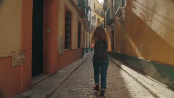 Mujer aventura viajero turista en calle estrecha — Vídeos de Stock