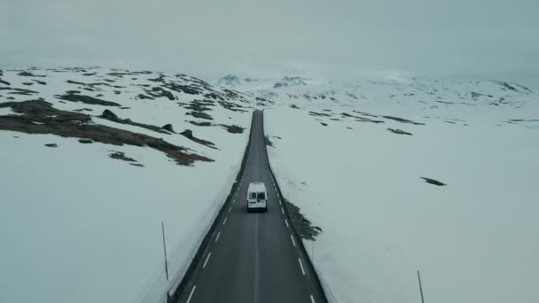 Drone strzał kampera RV na zimowej drodze górskiej — Wideo stockowe