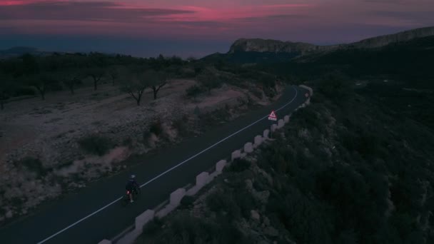 Radfahrerin bei Dunkelheit auf Rennrad unterwegs — Stockvideo