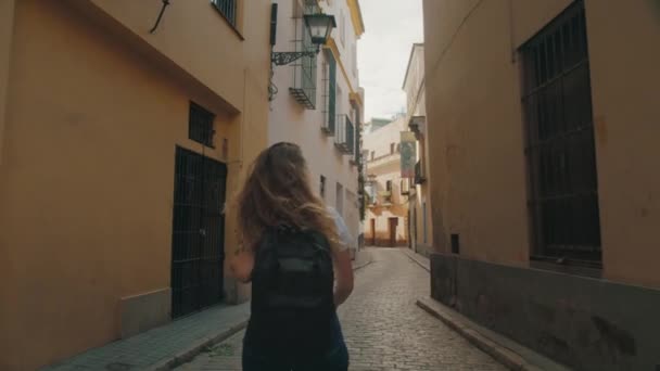 Mujer aventura viajero turista en calle estrecha — Vídeo de stock