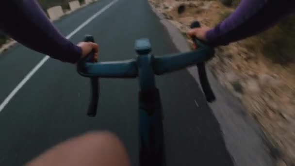 POV acción tiro ciclista subir colina en bicicleta — Vídeo de stock