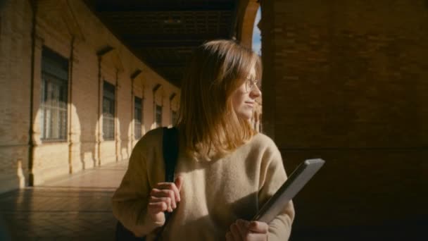 Porträt einer jungen Studentin, die zu Fuß zur Klasse geht — Stockvideo