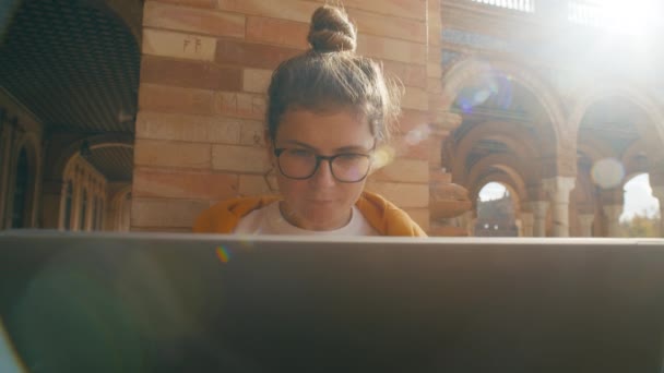 Unga studerande arbetar på laptop på universitetsområdet — Stockvideo