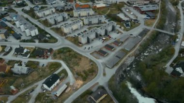 Fjord Norveç 'teki balıkçı köyünün insansız hava aracı görüntüleri.