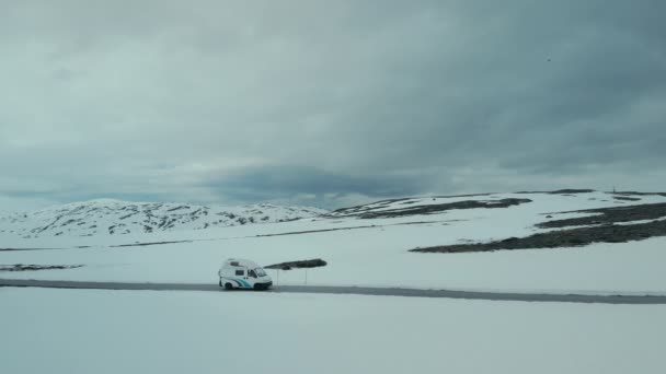 Drone shot de camping-car RV sur route de montagne d'hiver — Video