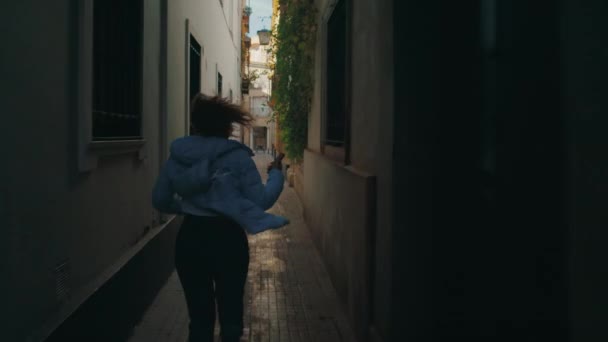 Женщина опаздывает на узкую городскую улицу — стоковое видео