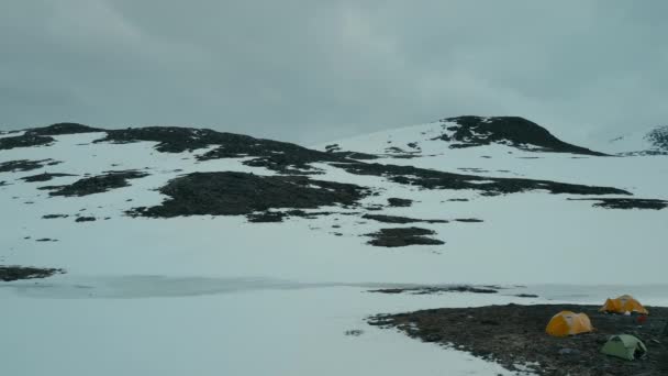 Aerial drone shot of altitude camp in snow — Vídeo de stock