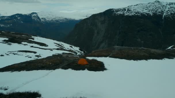 Aerial drone shot of altitude camp in snow — Vídeos de Stock