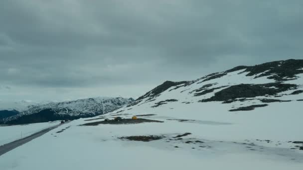 Aerial drone shot of altitude camp in snow — Vídeos de Stock