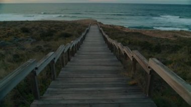 Kamera görüntüsü sinematik okyanus kıyısında yürüyor.