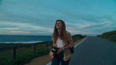 Kadın fotoğrafçı destansı gün batımı kıyılarını keşfetti