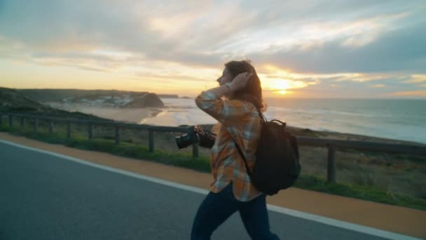 Fotografo femminile esplorare costa tramonto epico — Video Stock