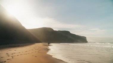 Sörfçülerin güneşlendiği sinematik okyanus plajı